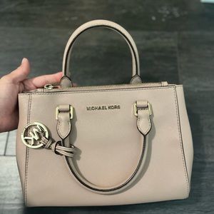 Micheal Kors small nude pink hand bag